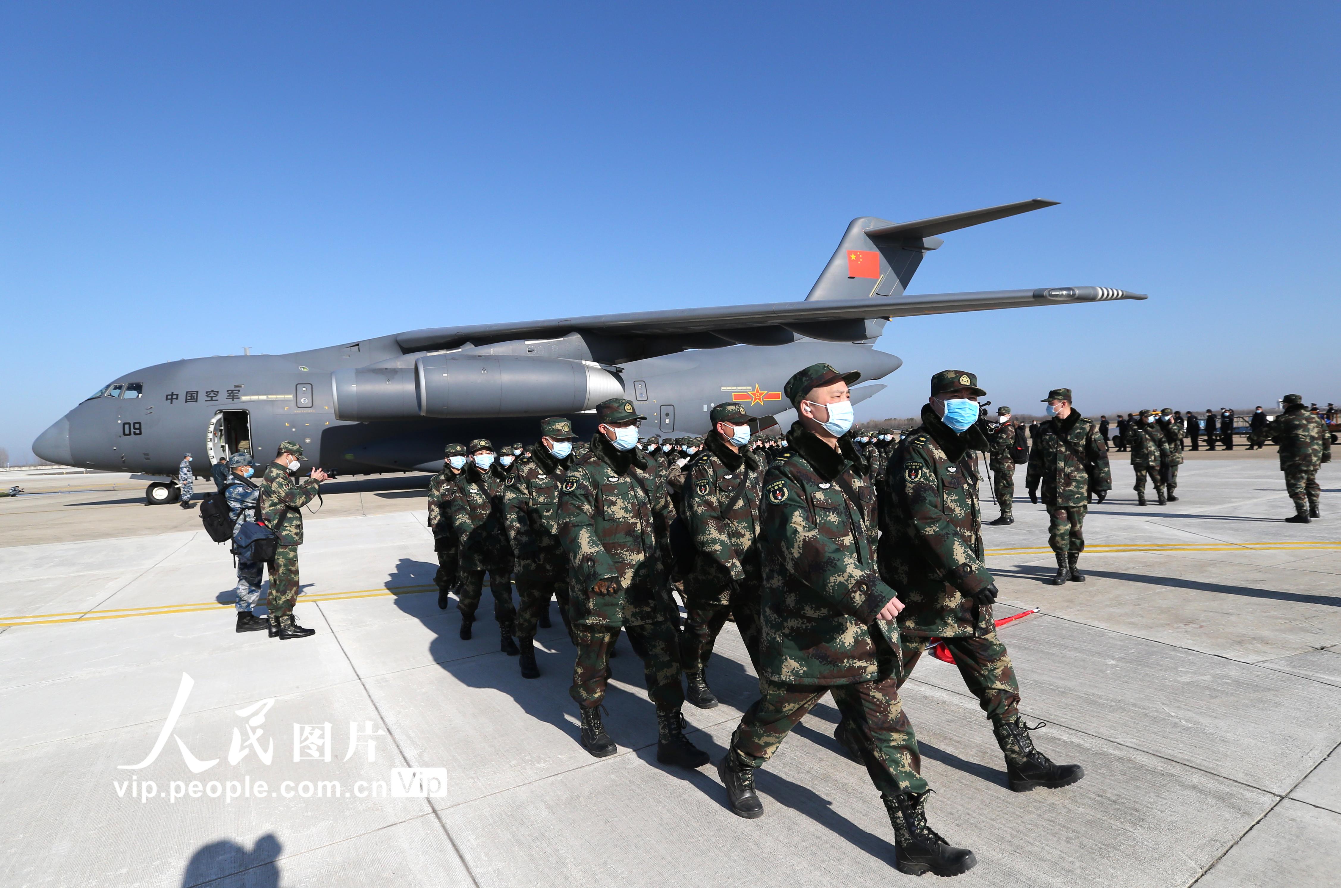 空軍第四次向武漢大規模空運醫療隊隊員和物資【3】