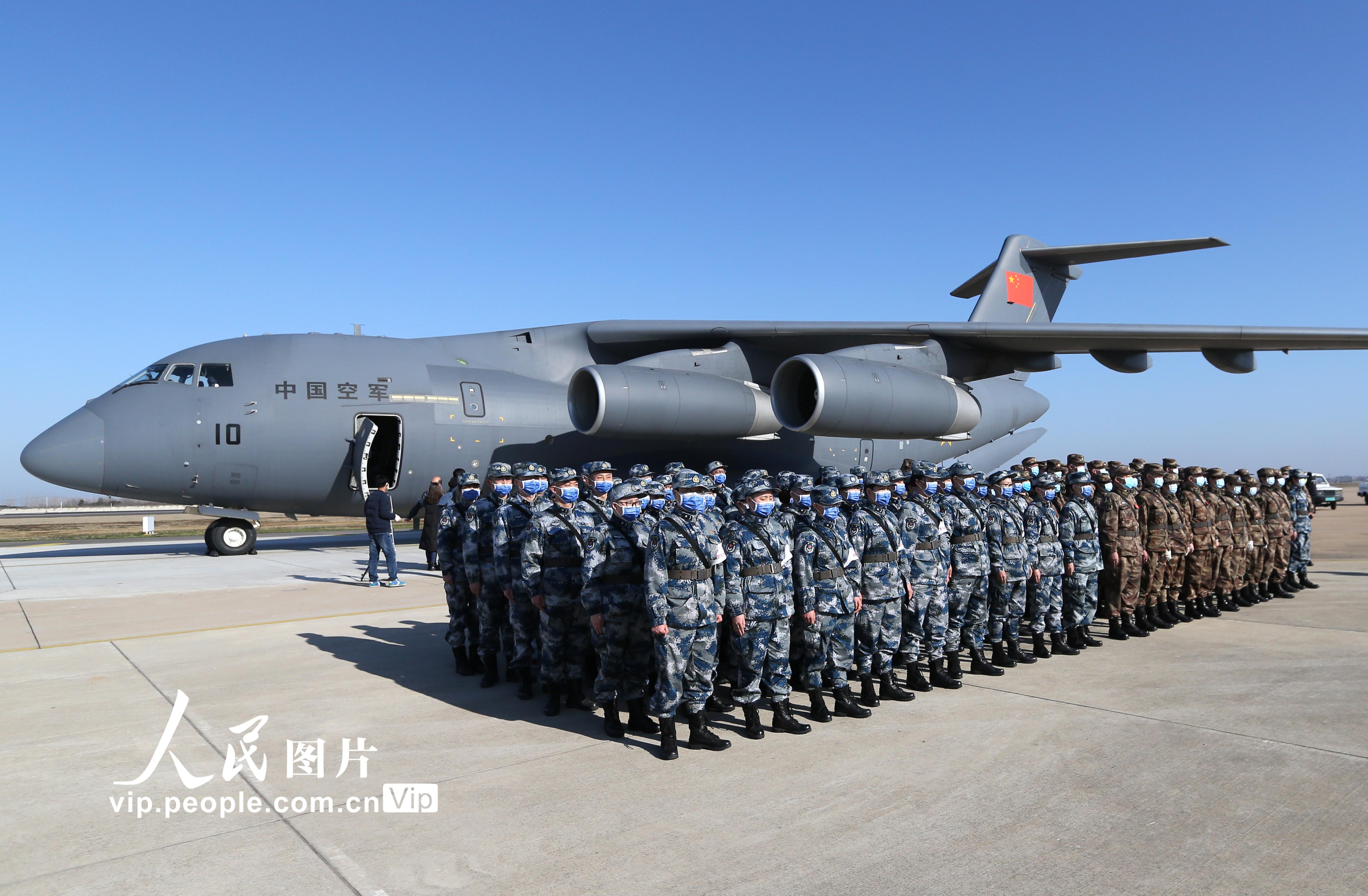 空軍第四次向武漢大規模空運醫療隊隊員和物資【4】