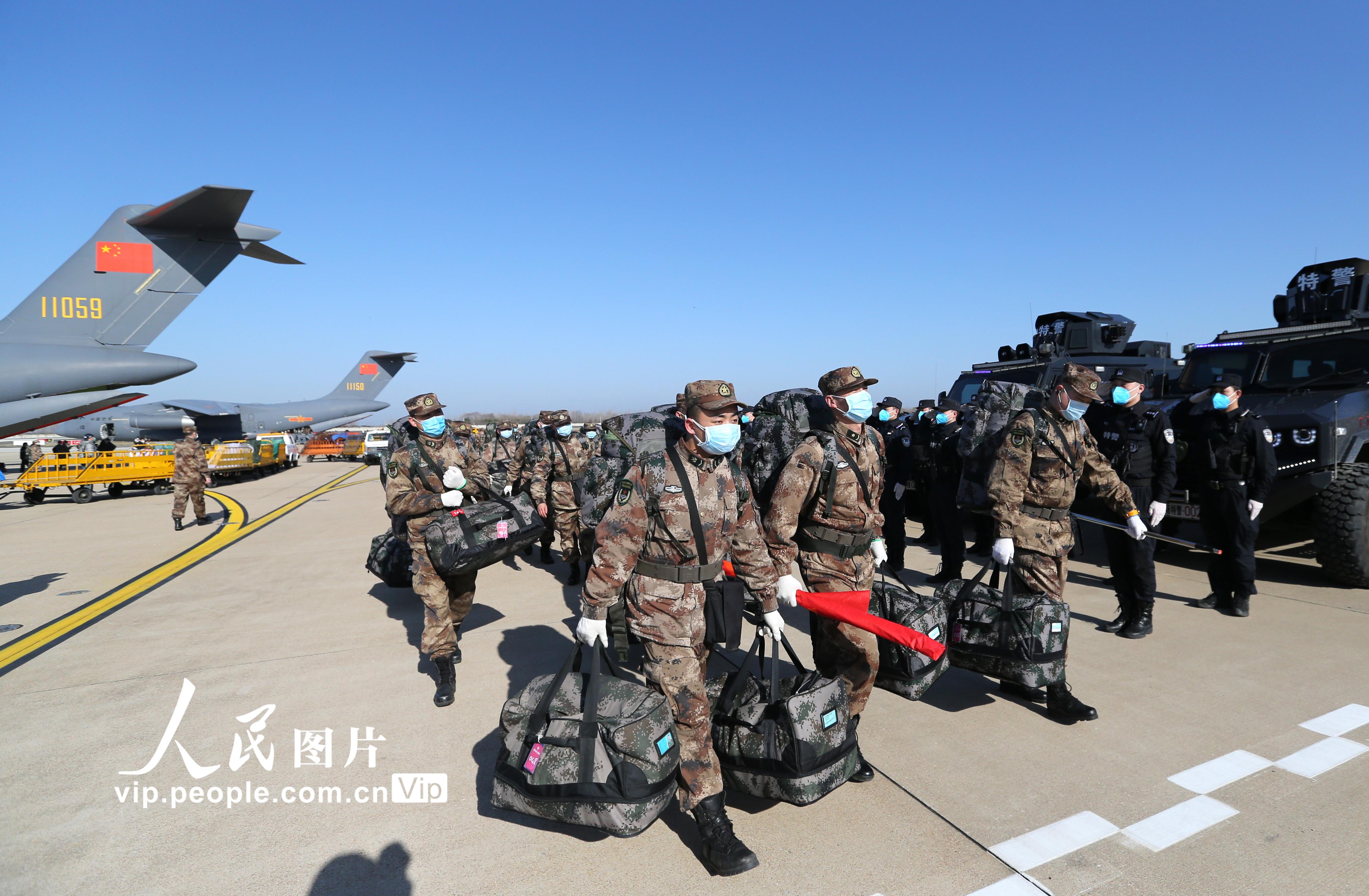 空軍第四次向武漢大規模空運醫療隊隊員和物資【6】
