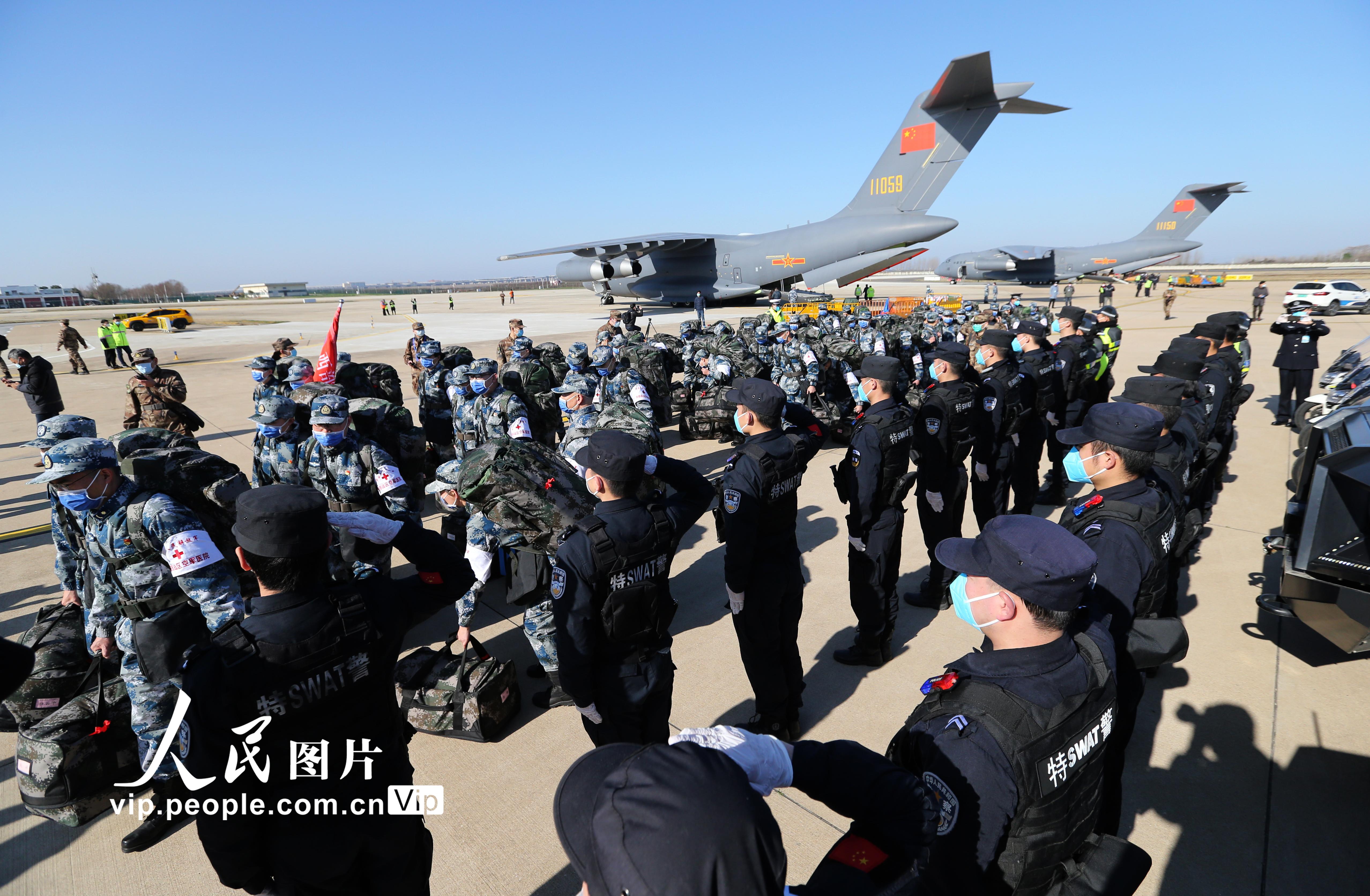 空軍第四次向武漢大規模空運醫療隊隊員和物資【7】