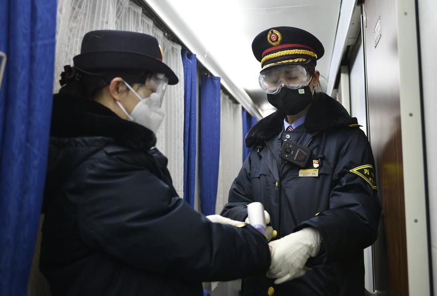 2020年2月14日，T215次北京開往泰州的列車開車前，列車長孫敏給乘務員進行體溫測試。