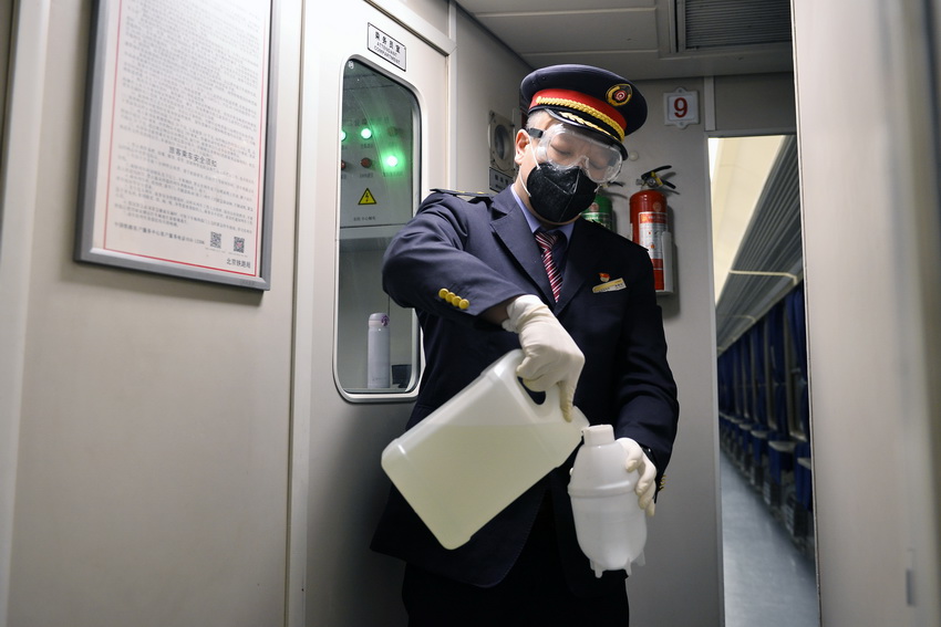 2020年2月14日，在北京開往泰州的T215次上，面對新型冠狀病毒感染的肺炎疫情，乘務人員不曾懈怠，加強對列車公共場所的巡查。