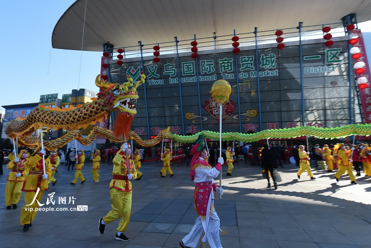 2月18日，義烏市民舞龍慶祝市場開業。