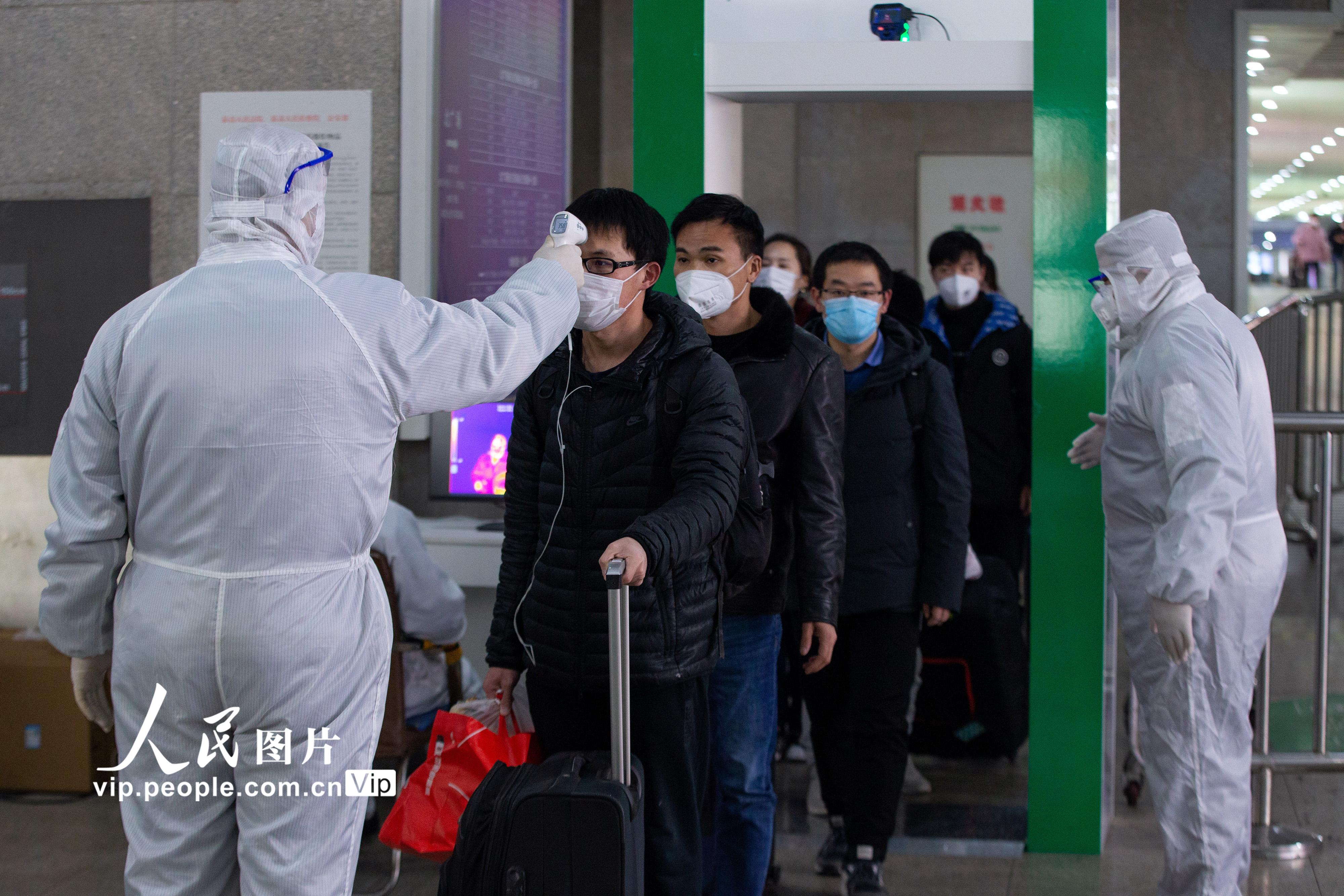 2月18日，旅客在南京火車站出站口接受體溫測量。