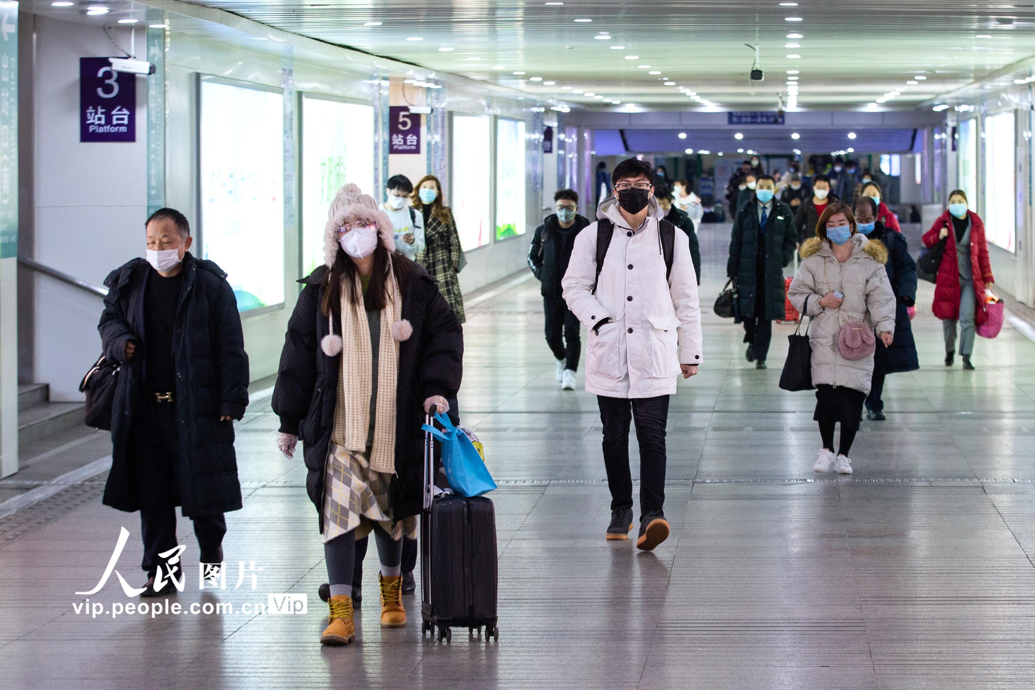 2月18日，旅客在南京火车站准备出站。