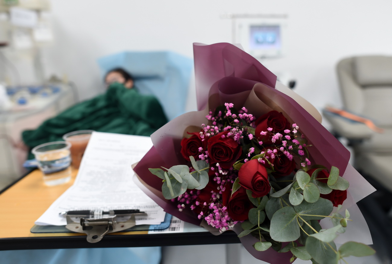 2月19日，一名新冠肺炎康復者在位於杭州的浙江省血液中心濱江院區捐獻血漿。