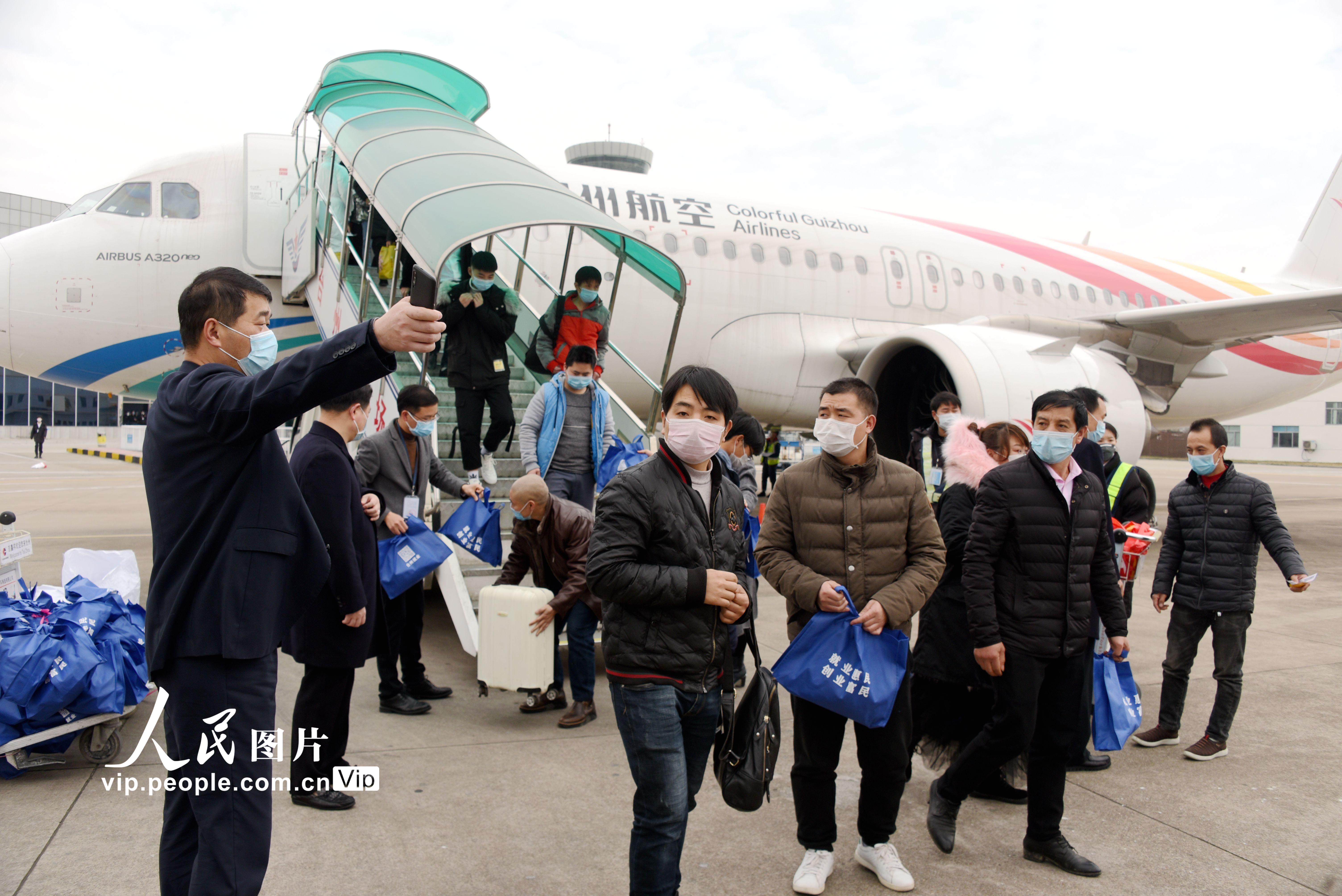 34家企業復工返廠人員乘坐政府包機從貴州至台州【10】