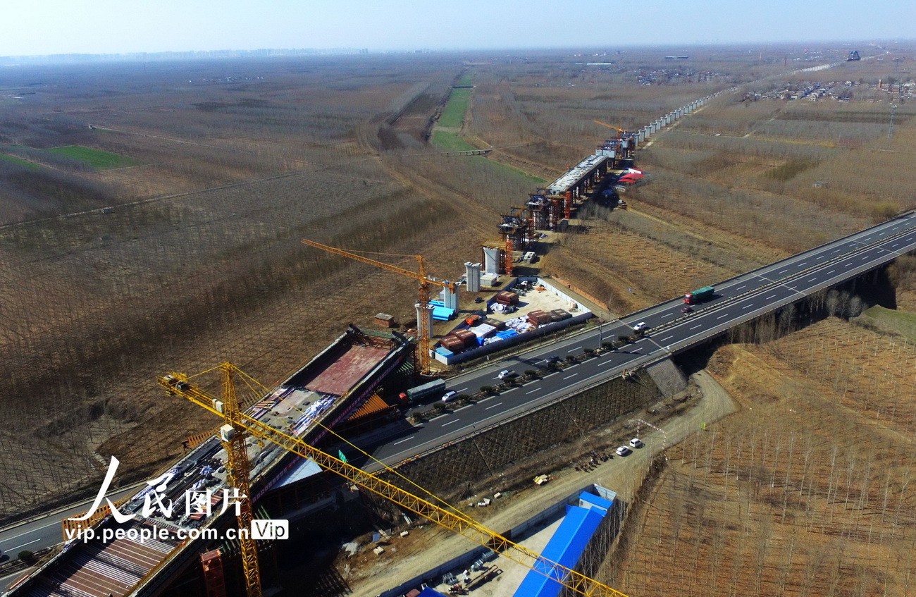 2月23日，在山東省濟寧市兗州區境內拍攝的正在建設中的魯南高鐵洸府河特大橋。