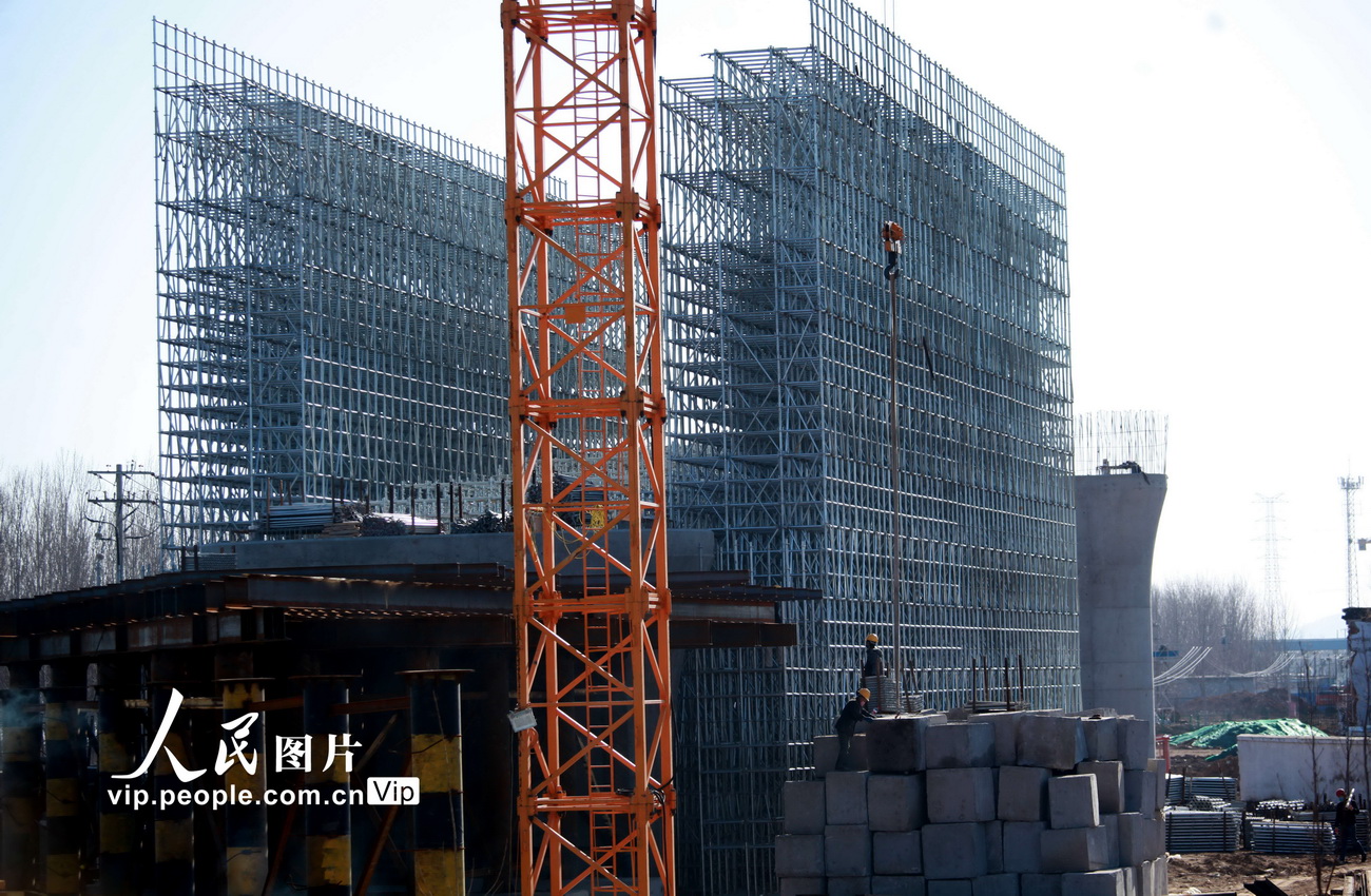 2月22日，施工人員在魯南高鐵曲阜境內施工現場作業。