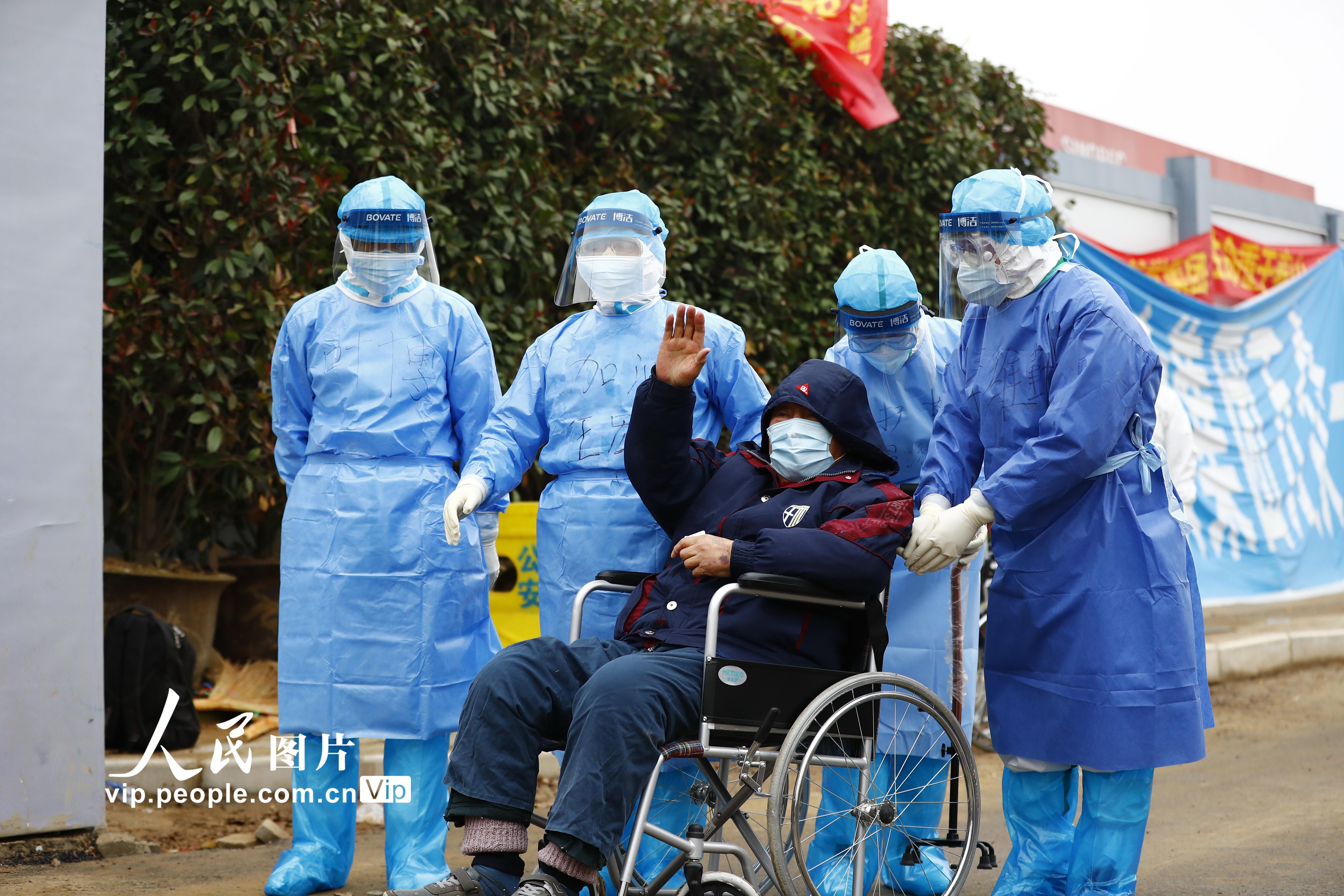 2020年2月27日，火神山医院又一批患者出院，出院患者向家人打招呼。