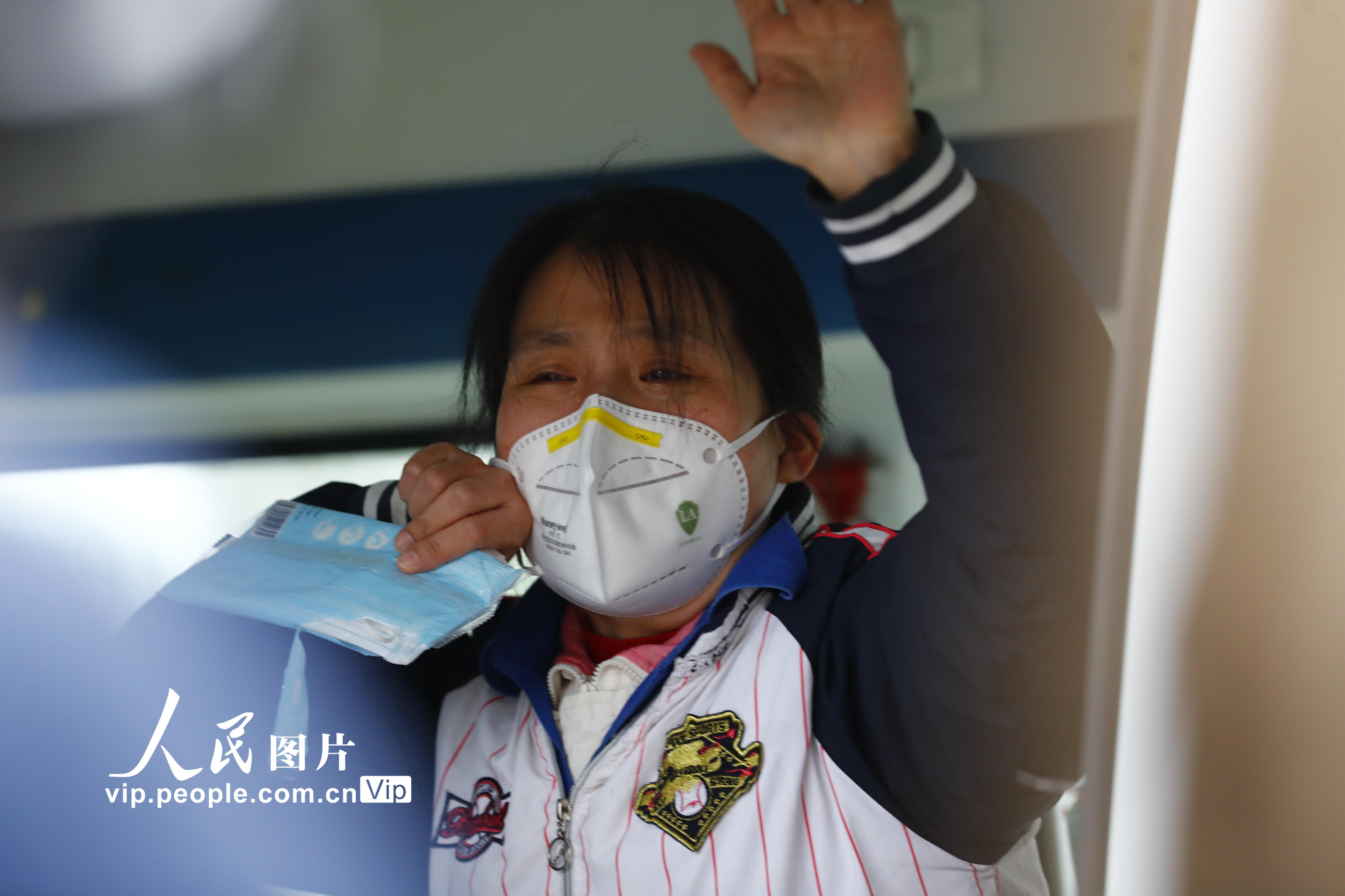 2020年2月27日，火神山医院又一批患者出院，患者家属向医护人员挥手告别。