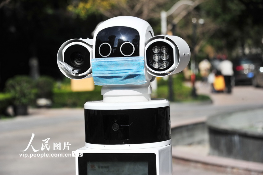 上海：智能防疫機器人巡邏小區【2】