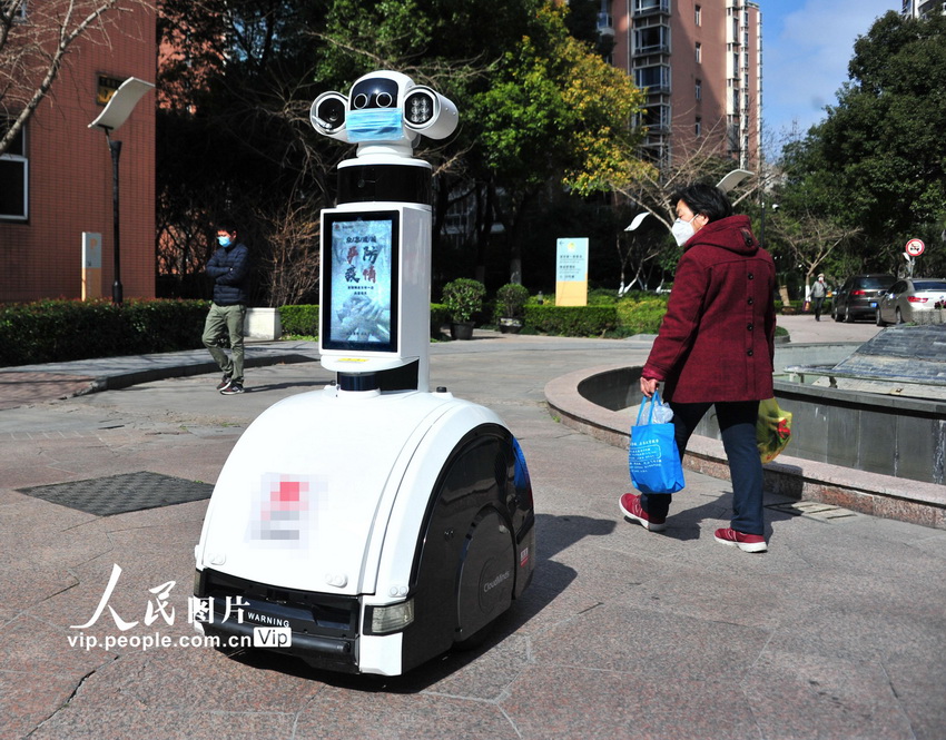 上海：智能防疫機器人巡邏小區【4】
