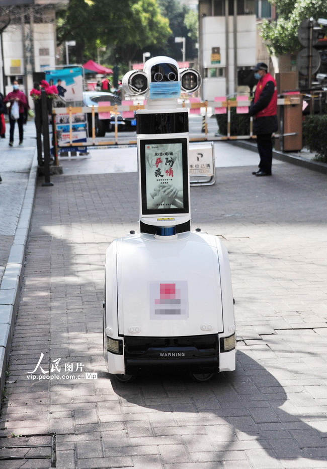 上海：智能防疫機器人巡邏小區【6】