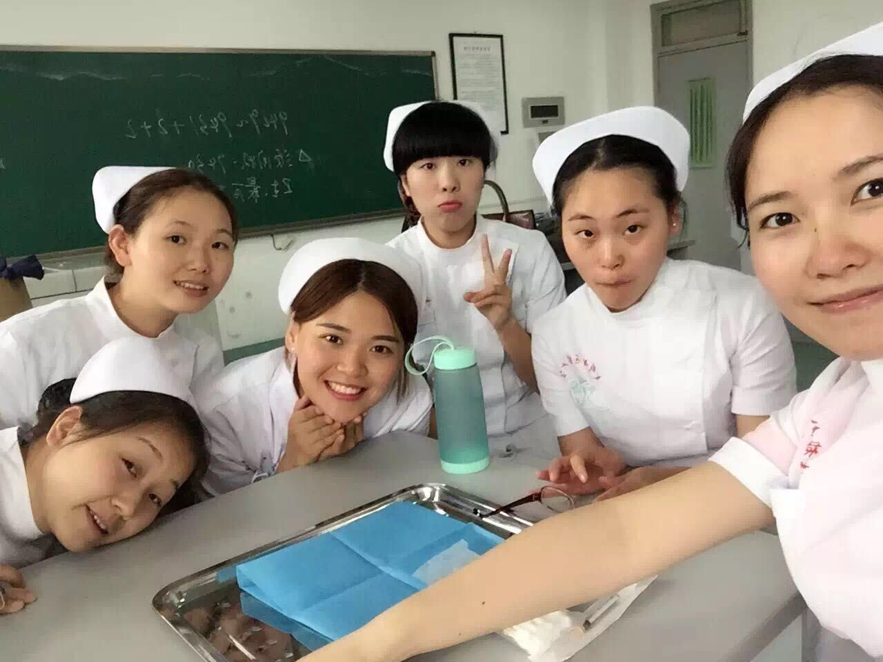 蘇秦（左三）和護士們的合影。