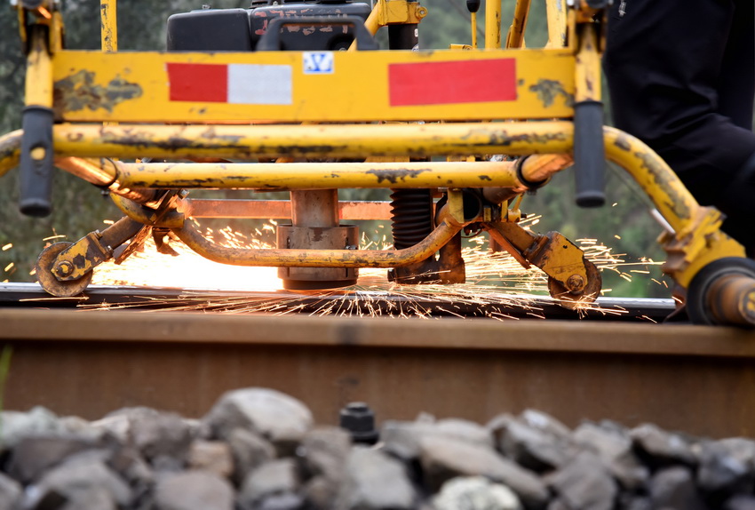 為中國鐵路成都局集團有限公司重慶工務段重慶線路綜合維修車間鋼軌修理工區作業人員在進行打磨作業。