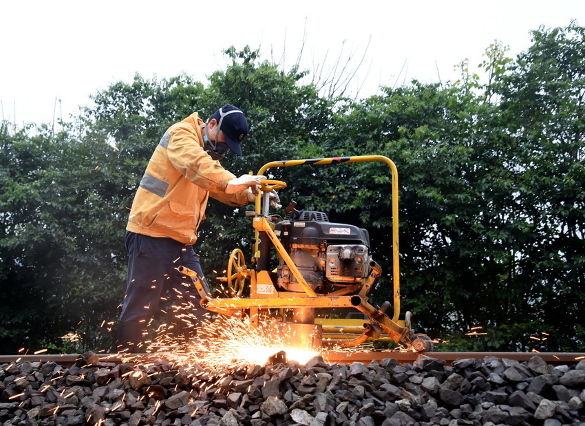 為中國鐵路成都局集團有限公司重慶工務段重慶線路綜合維修車間鋼軌修理工區作業人員在進行打磨作業。
