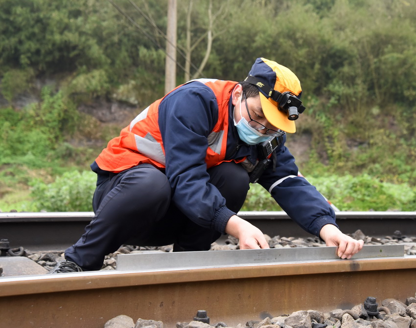 為中國鐵路成都局集團有限公司重慶工務段重慶線路綜合維修車間鋼軌修理工區工長王彬正在進行作業回檢。