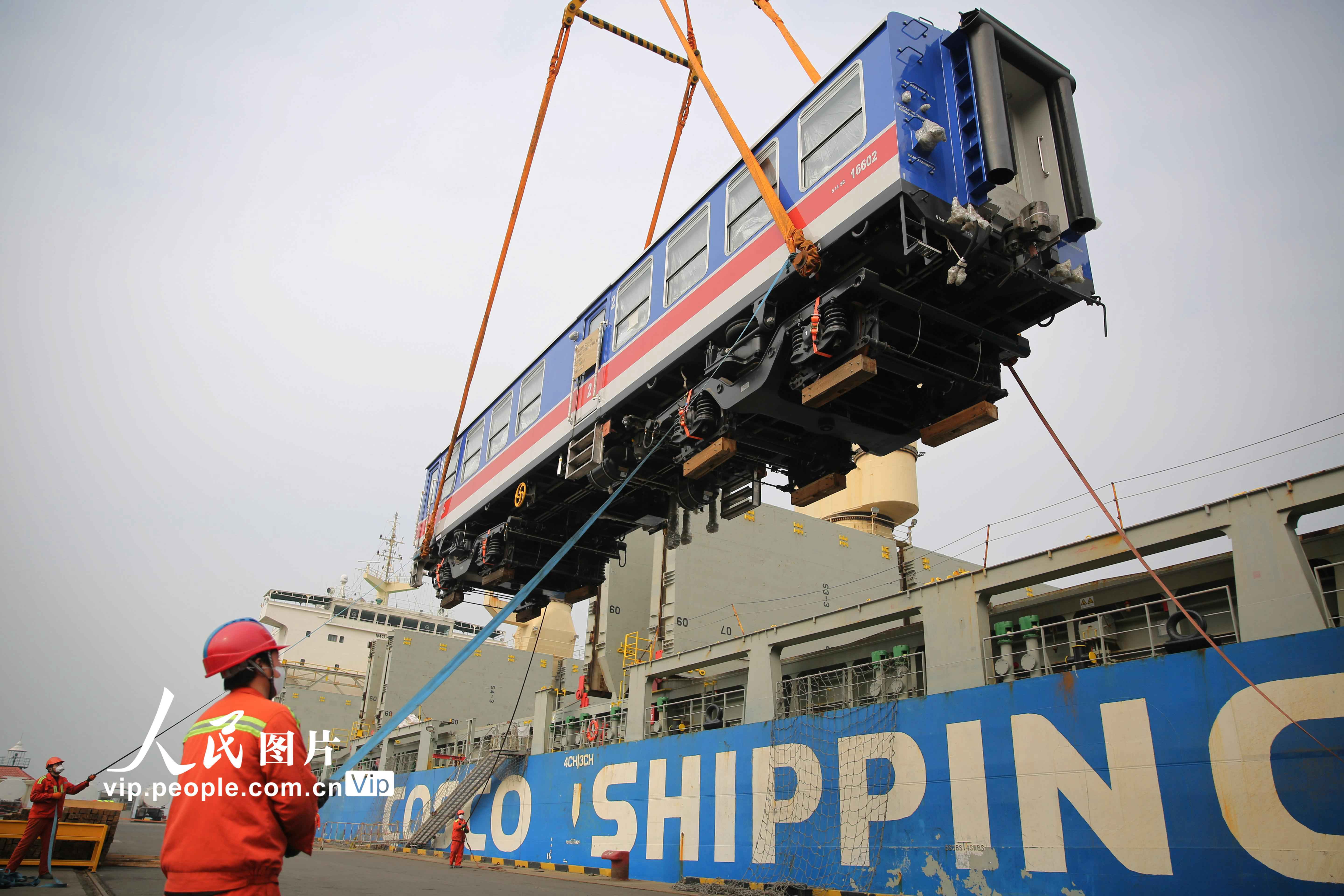 3月3日，中車四方股份公司出口斯裡蘭卡的最后一批（40輛）內燃動車組在山東港口青島港大港港區1號碼頭裝船發運。