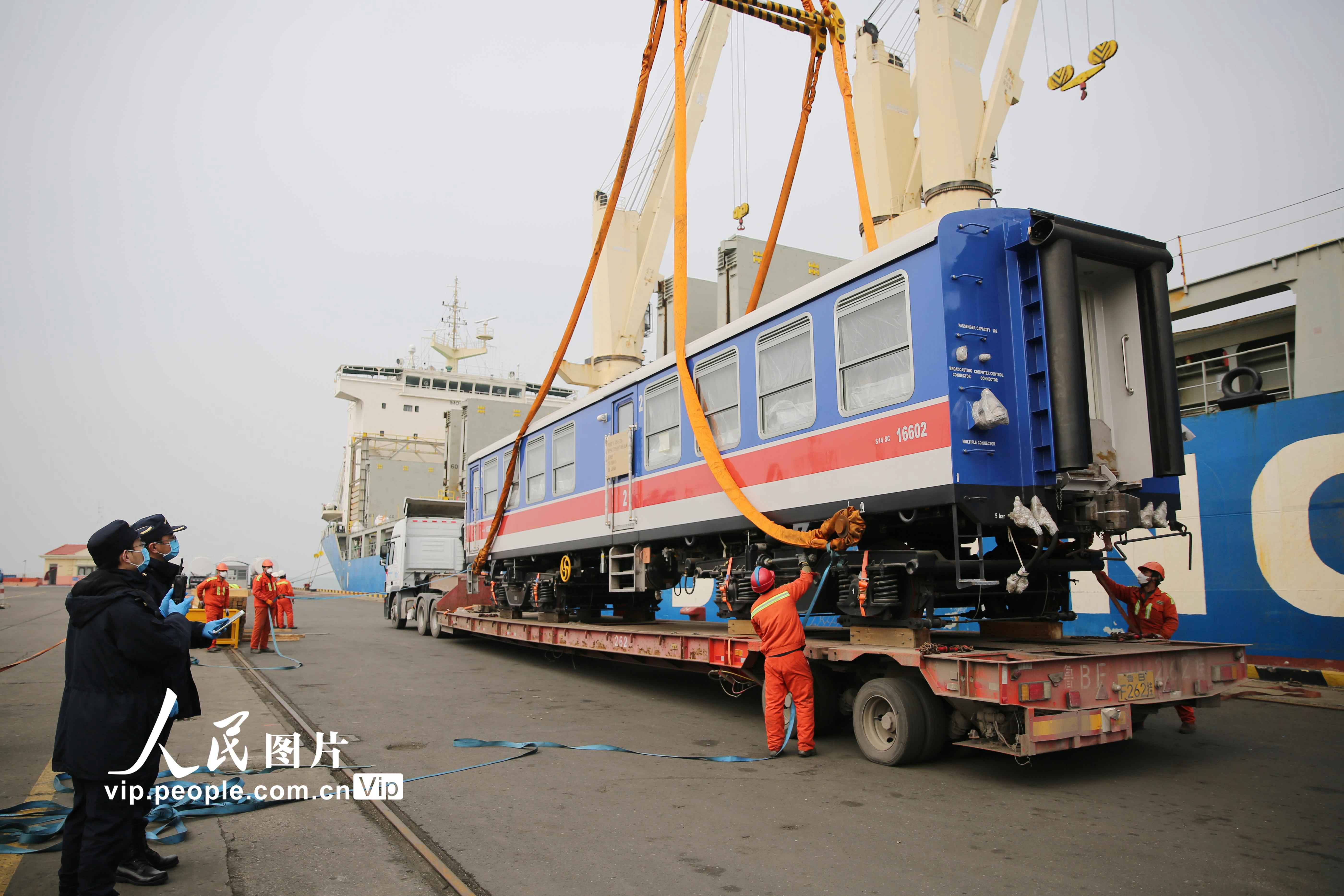 3月3日，青島大港海關關員在對出口斯裡蘭卡的內燃動車組實施快速驗放。