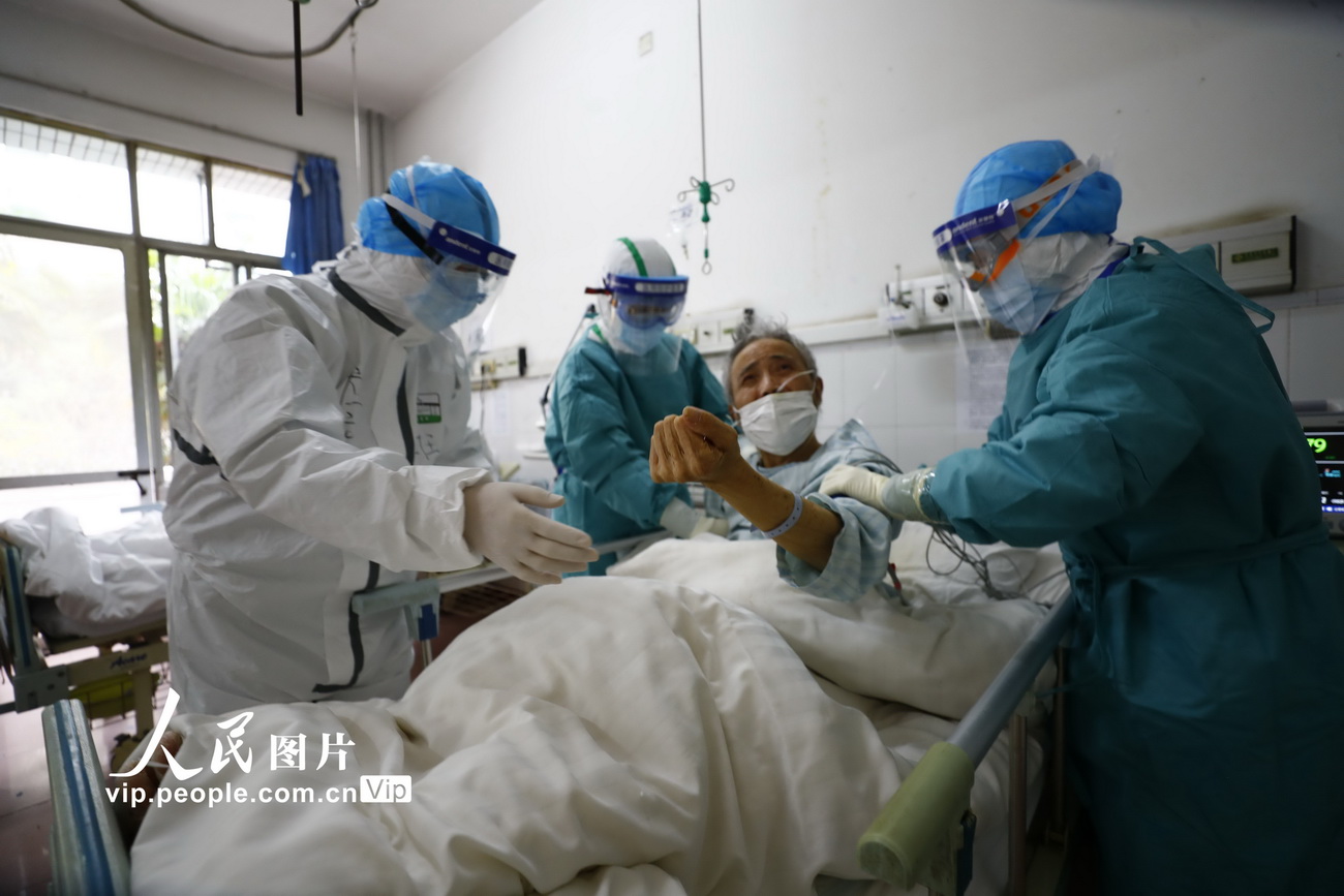 3月4日，中部战区总医院感染科重症ICU病房内，解放军总医院专家和医护人员共同救治新冠肺炎患者。