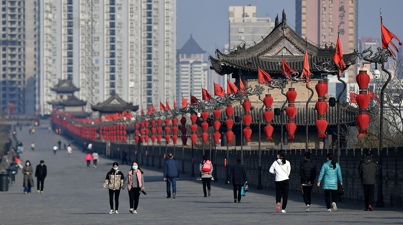  3月4日，游客在西安城牆游覽。