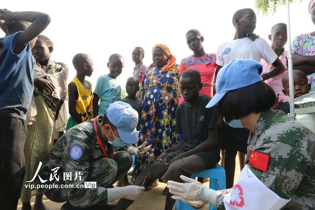 中國赴南蘇丹維和步兵營醫護人員為駐地民眾義診【2】