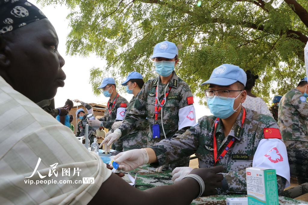 中國赴南蘇丹維和步兵營醫護人員為駐地民眾義診