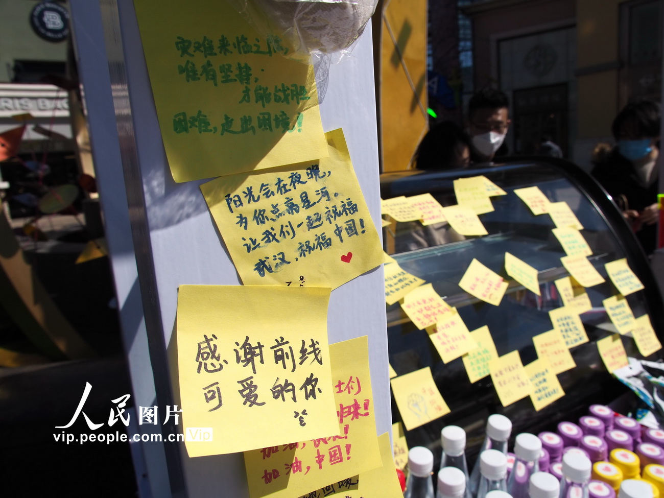 3月10日，“無人值守暖心櫃”上貼滿了愛心便簽。