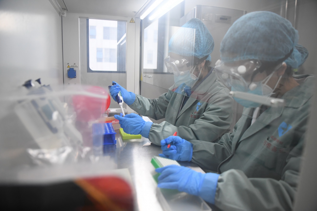 3月10日，長沙衛實醫學檢測所的工作人員在試劑制備區制備用於新冠肺炎核酸檢測的試劑。
