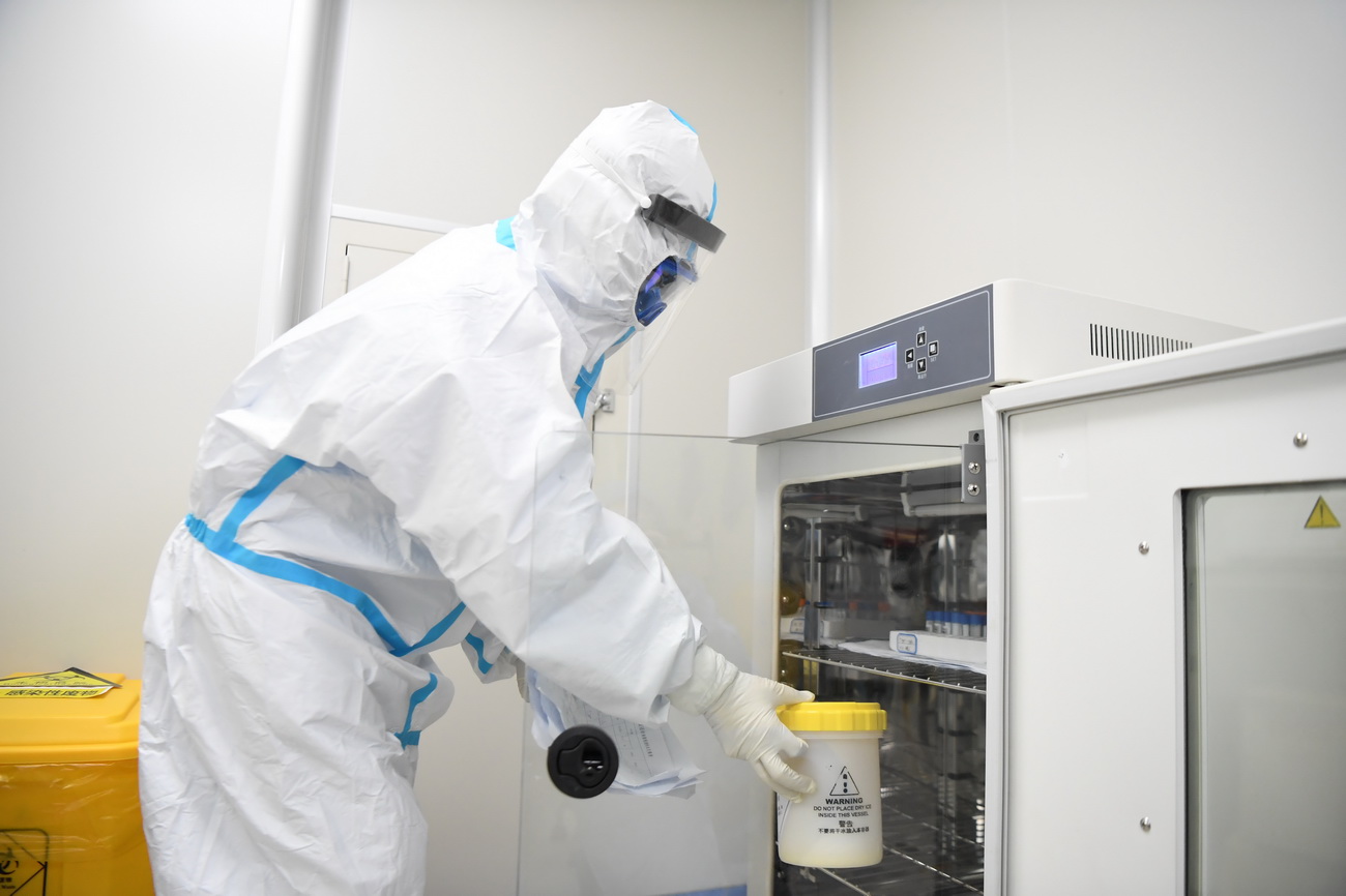 3月10日，長沙衛實醫學檢測所的工作人員在前處理室對新冠肺炎核酸檢測樣本進行滅活工作。