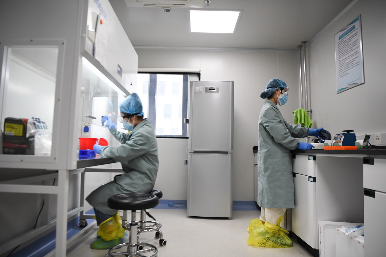 3月10日，长沙卫实医学检测所的工作人员在试剂制备区制备用于新冠肺炎核酸检测的试剂。