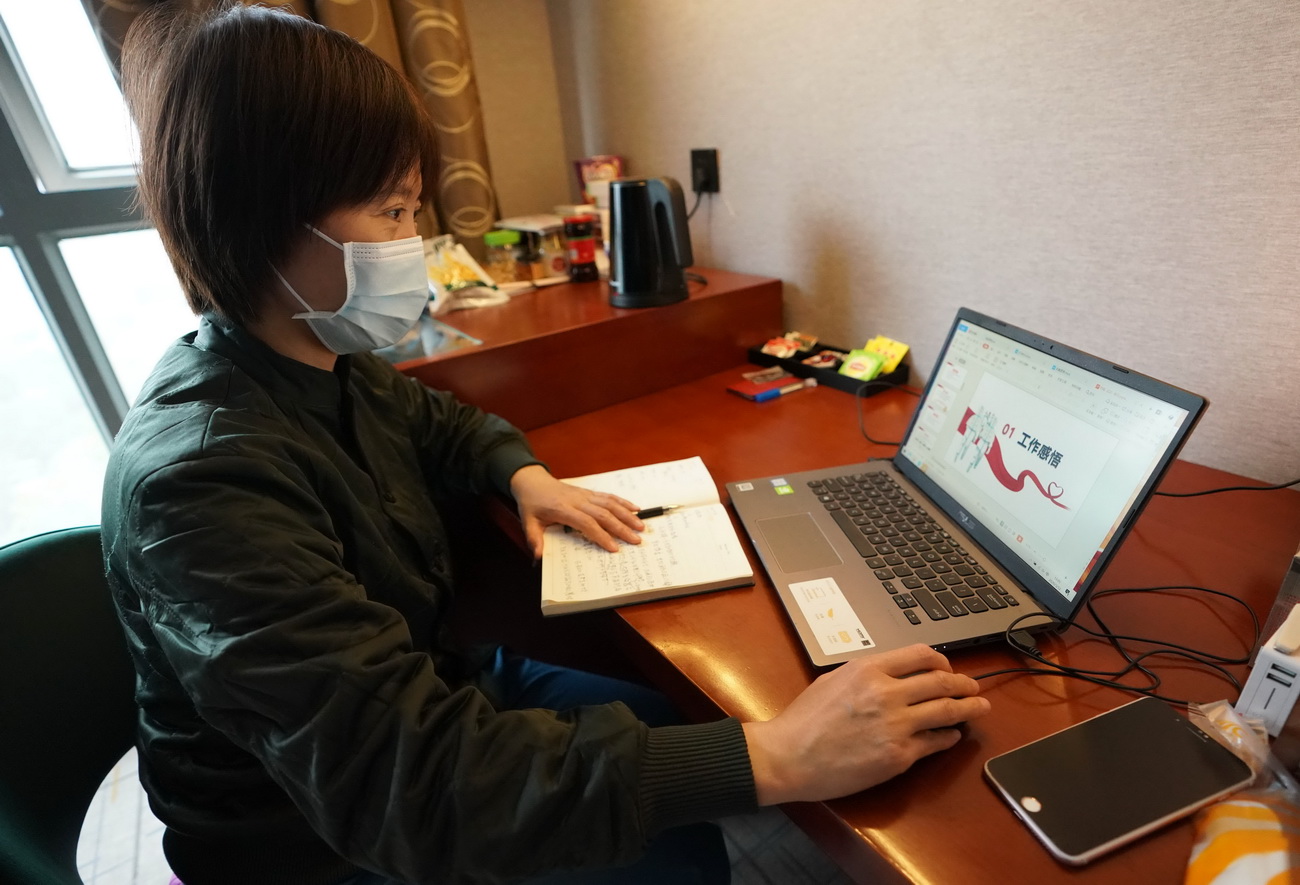 3月12日，火神山醫院感染三科一病區護士姜雪在整理新冠肺炎護理工作交流體會。
