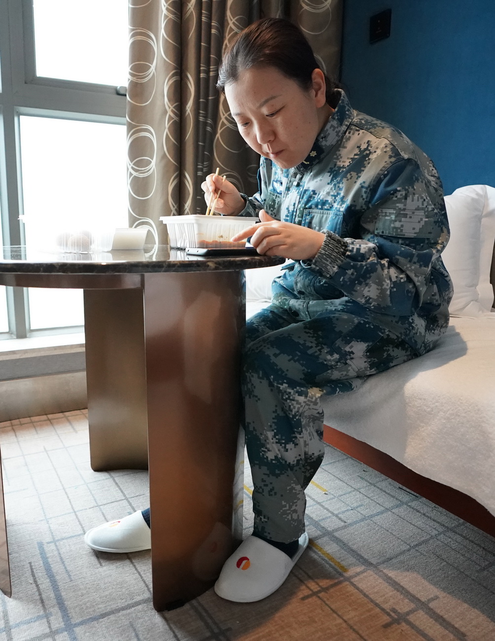 3月12日，火神山醫院感染三科一病區護士吳妙玲在下夜班后吃早飯。