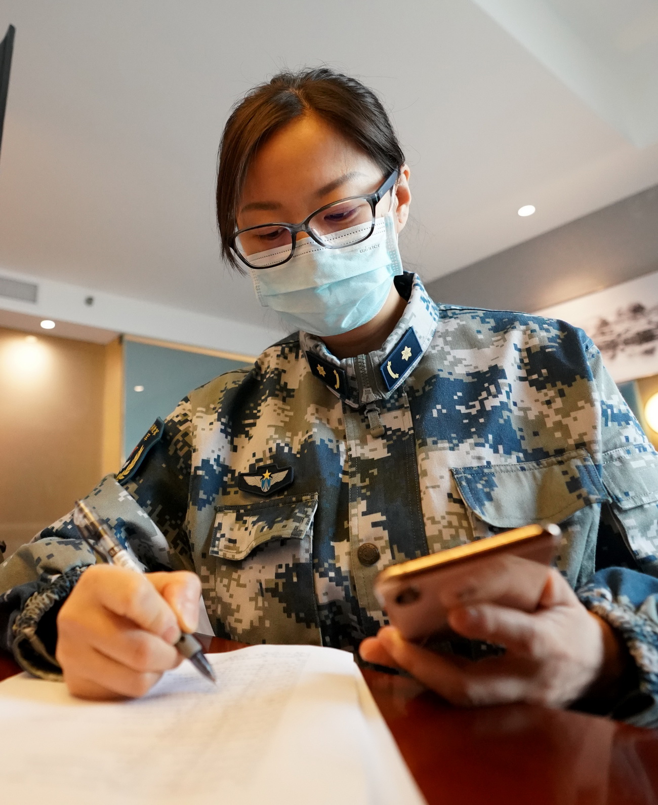 3月12日，火神山醫院感染三科一病區護士劉靖圓在分析採集庫中“家病房”患者信息。