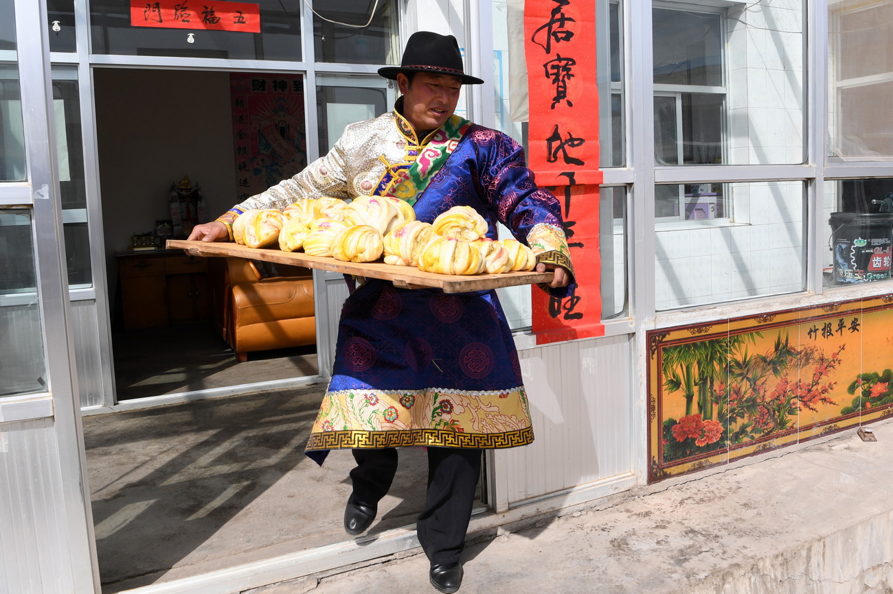 3月12日，在天祝藏族自治縣抓喜秀龍鎮南泥溝村，宋天柱端著剛做好的饅頭。