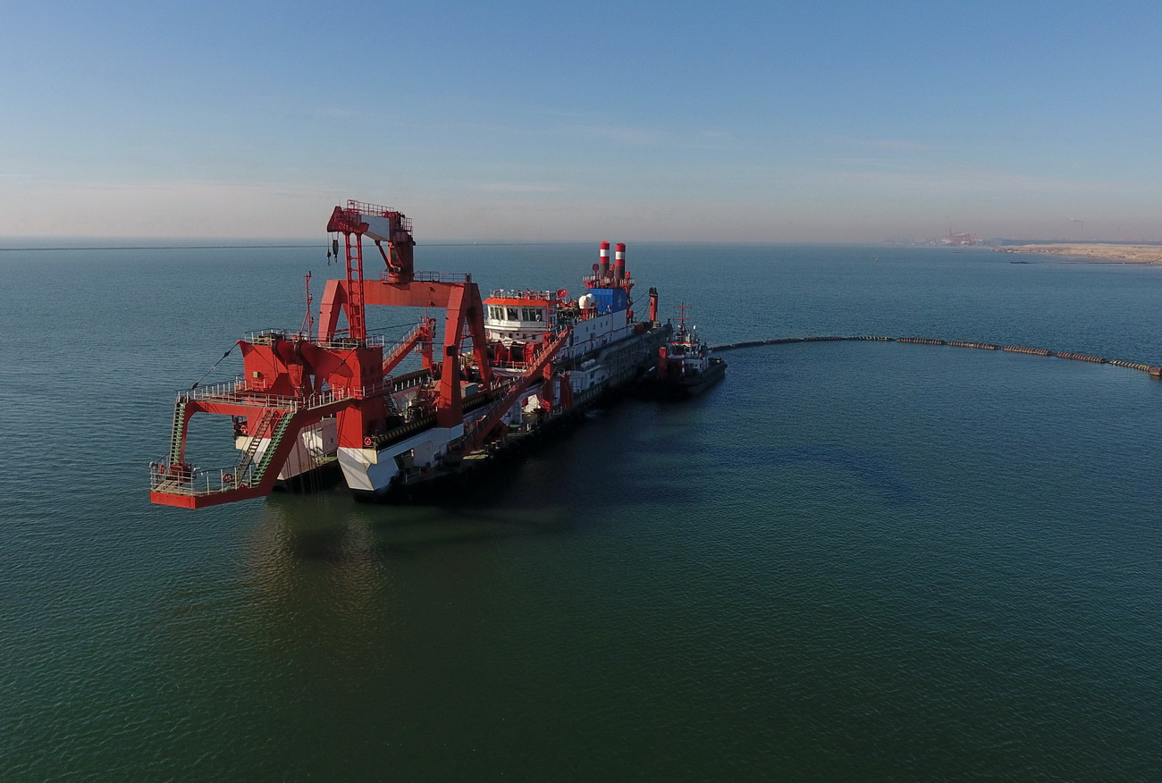 3月14日，一艘施工船在唐山港京唐港區25萬噸級航道工程海域施工作業（無人機拍攝）。