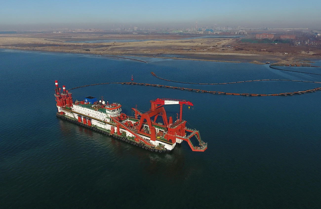 3月14日，一艘施工船在唐山港京唐港區25萬噸級航道工程海域施工作業（無人機拍攝）。