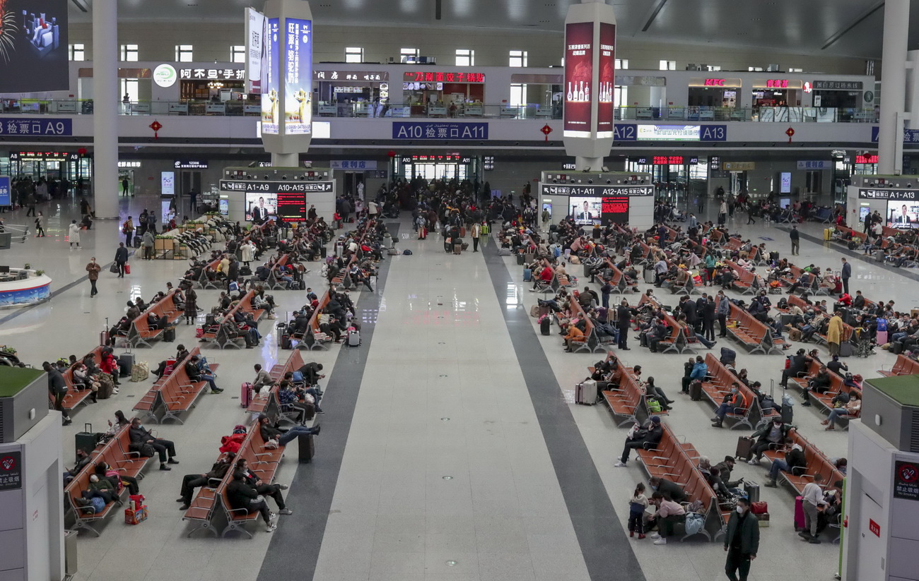 033月14日，旅客在烏魯木齊站候車大廳候車。