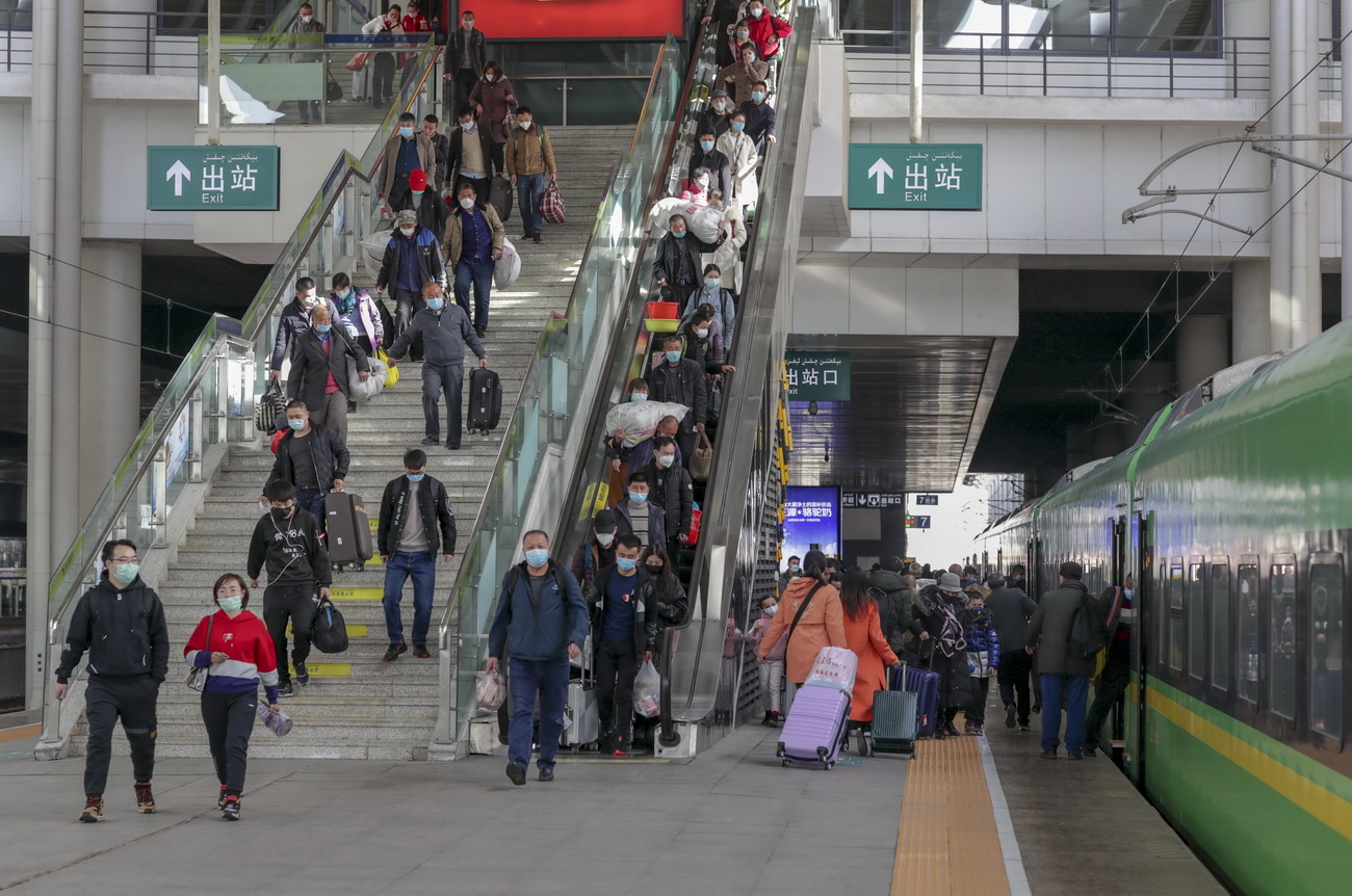 3月14日，旅客在烏魯木齊站准備乘坐“復興號”動車組出行。