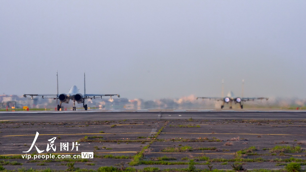 東部戰區海軍航空某旅：連續組織多機型大強度跨晝夜飛行訓練【2】