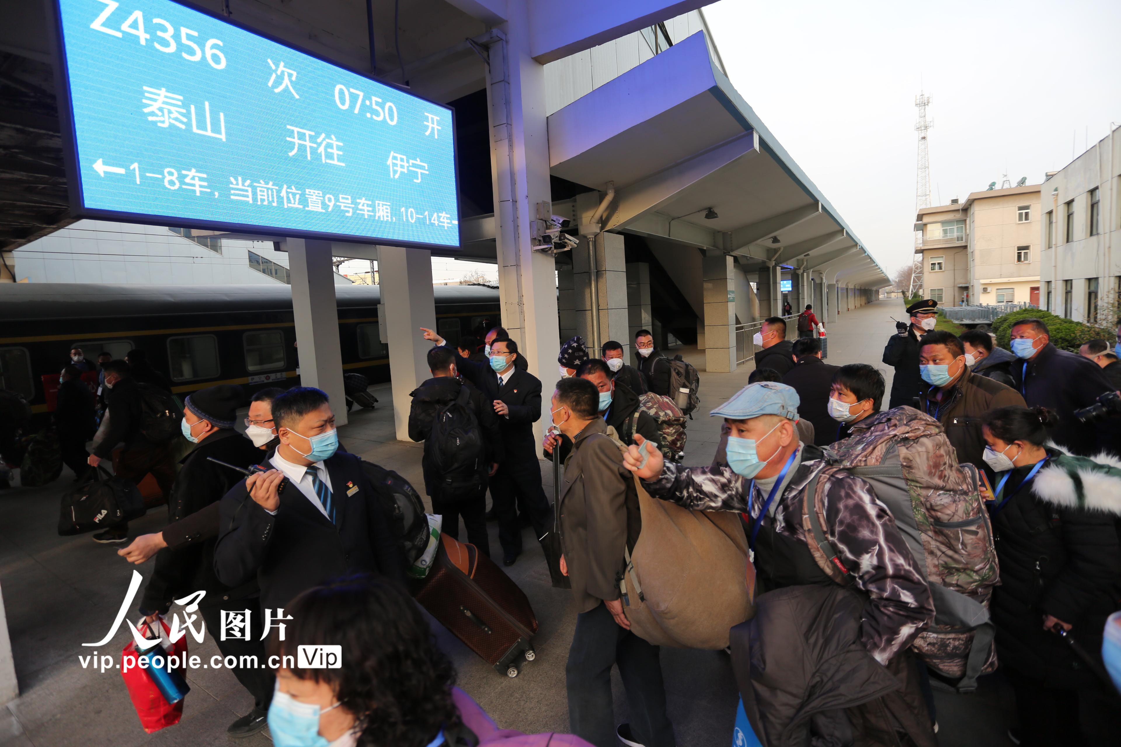 3月16日，山东泰山火车站 返新复工人员进站乘车。