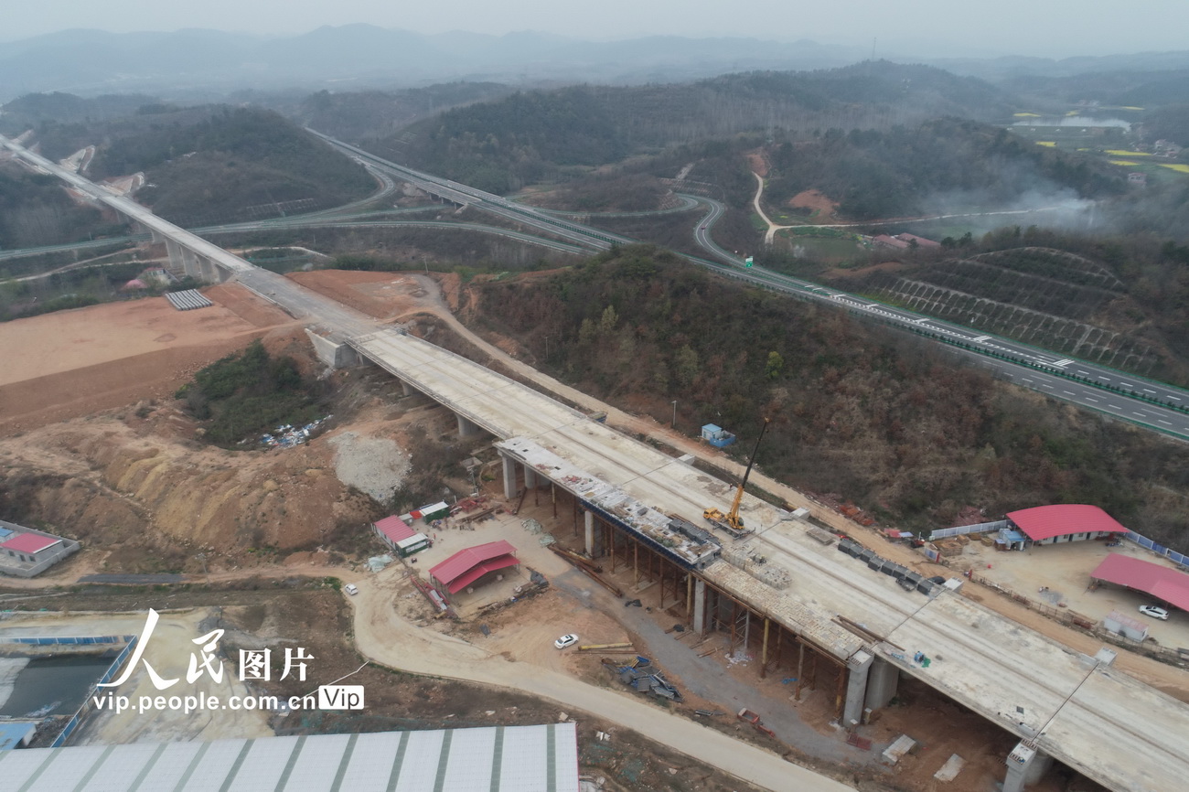 3月16 日，无人机航拍复工建设的郑万高铁南漳车站。