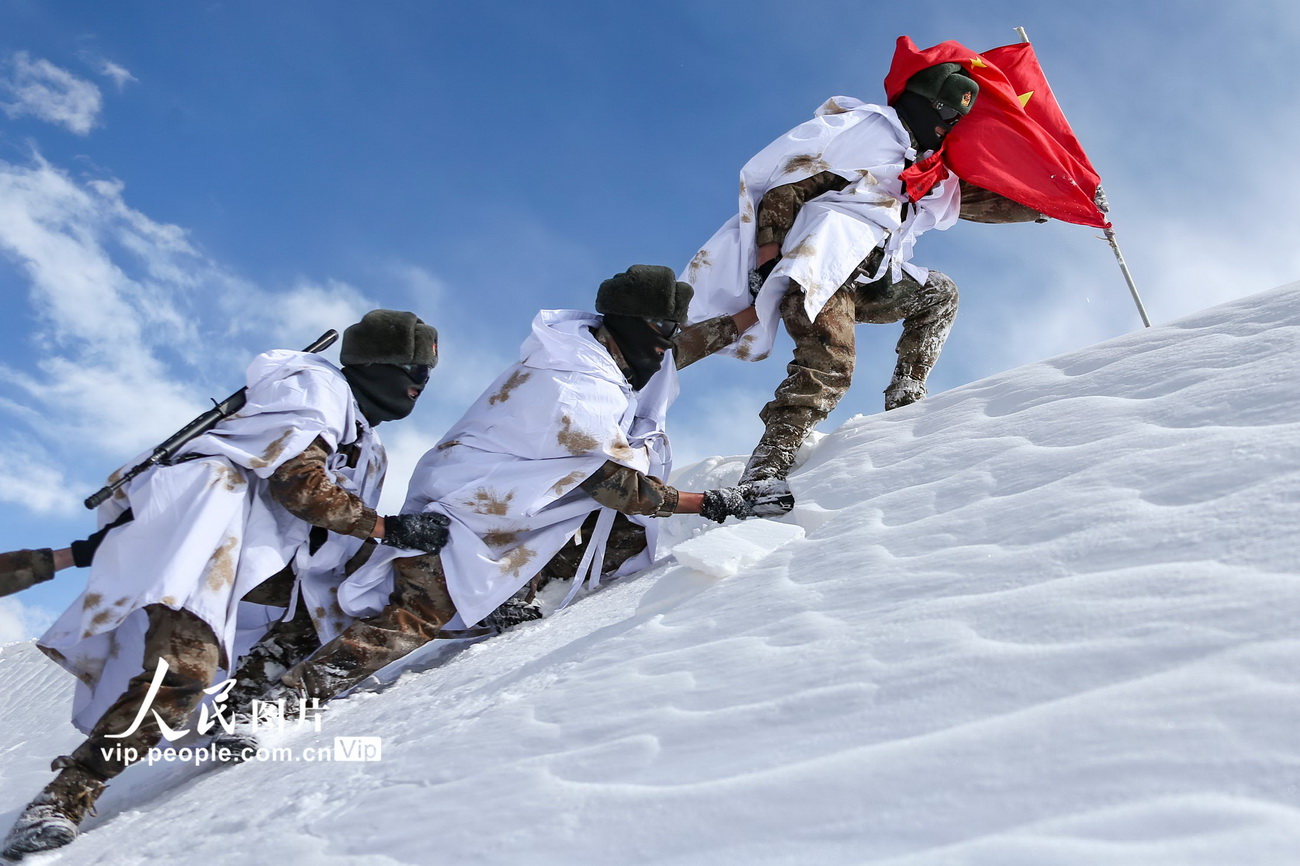 3月17日，普蘭邊防連巡邏分隊官兵手拉手翻越雪山。