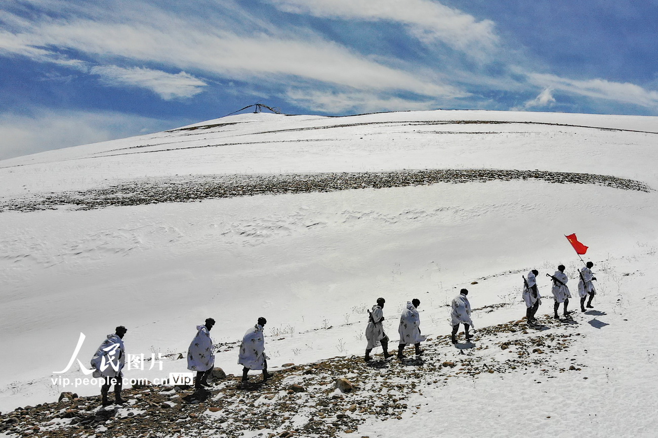 3月17日，普蘭邊防連巡邏分隊官兵踏雪向點位前行。