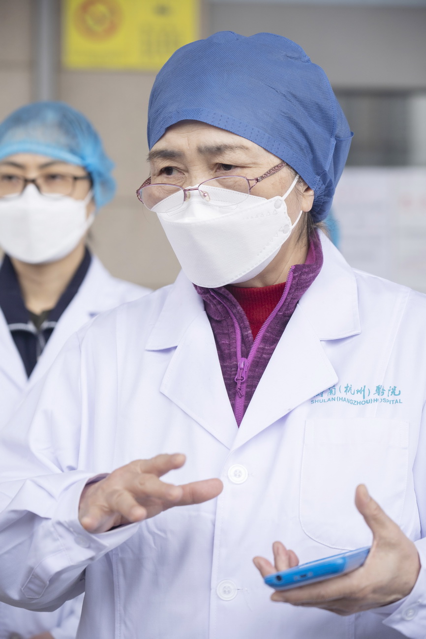 3月16日，在武漢大學人民醫院東院區，李蘭娟院士介紹第600名出院患者謝大姐的治療過程。