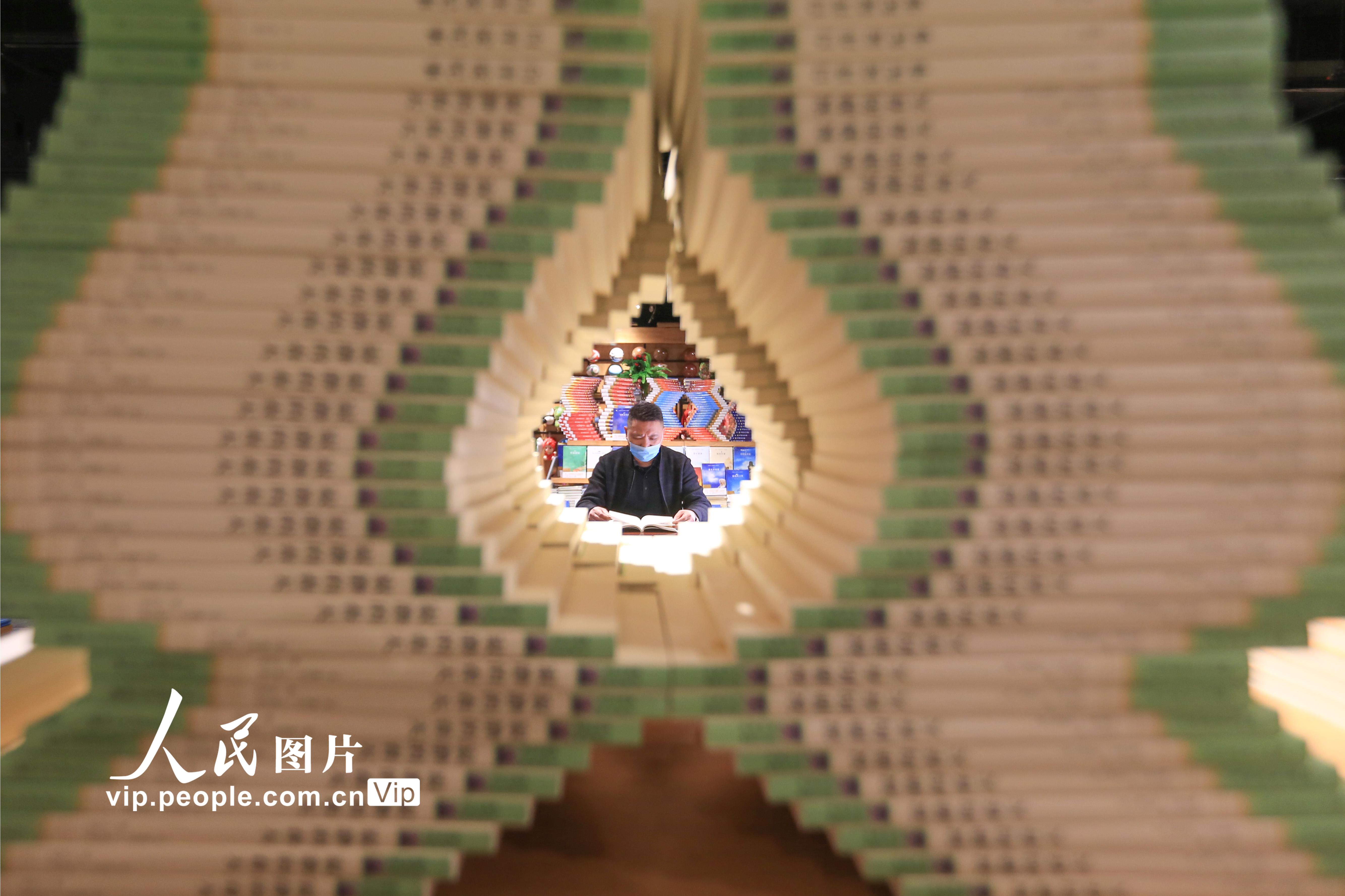 2020年3月17日 ，貴州省畢節市七星關區“書香門第”書店內，市民在閱讀。