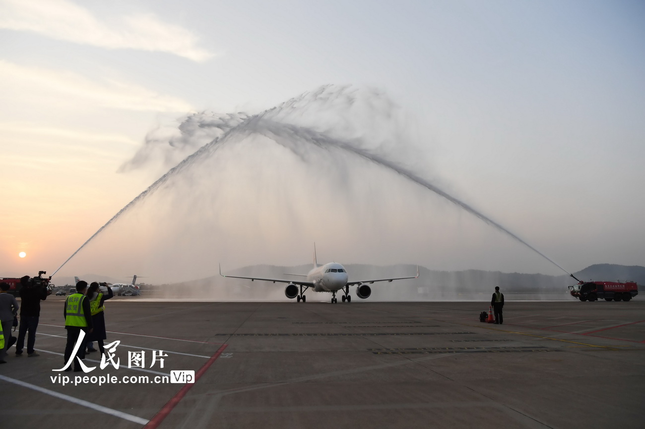 3月18日，醫護人員乘坐的飛機降落昌北國際機場后“過水門”，意為接風洗塵。