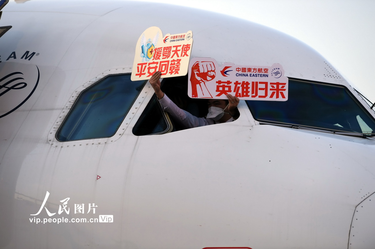 3月18日，昌北國際機場，飛行員從駕駛艙打出暖心標語。