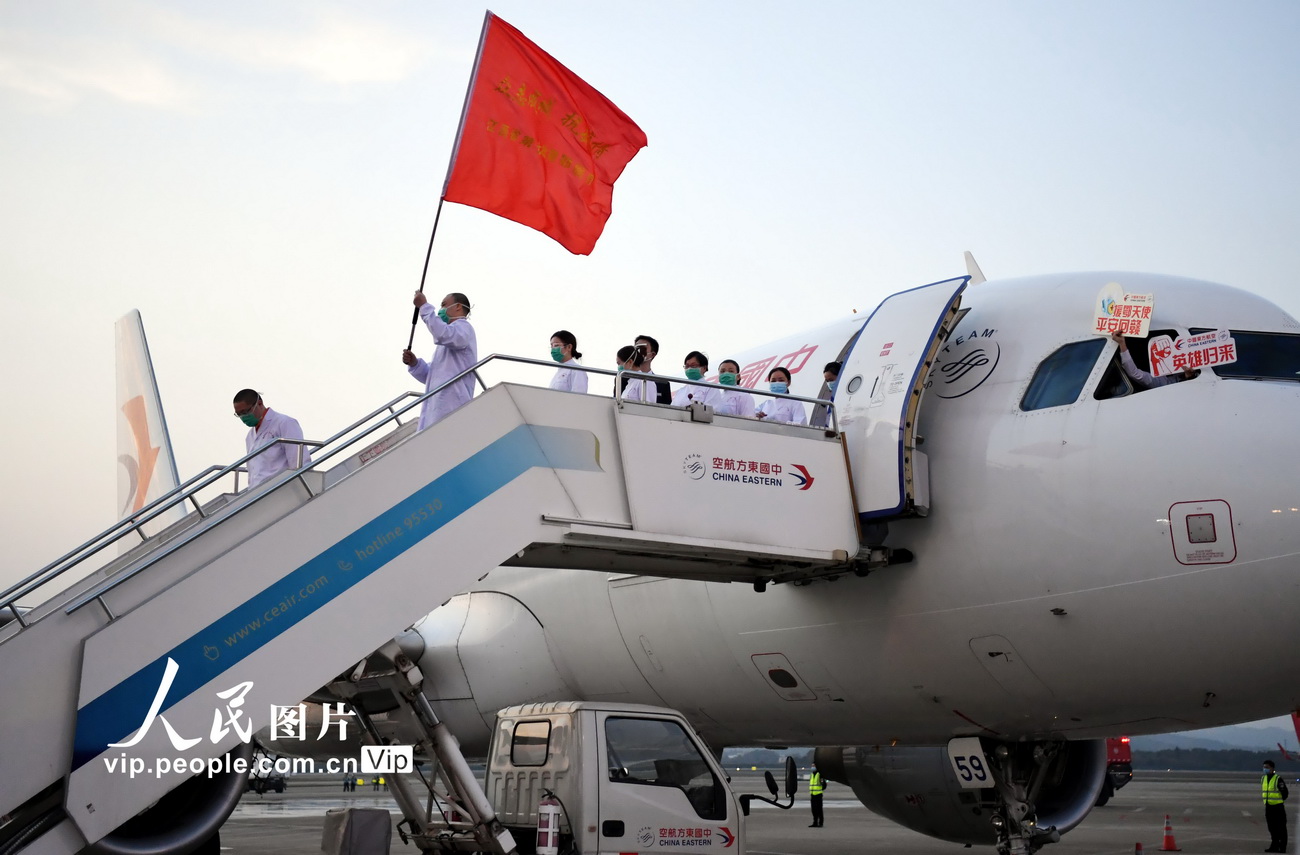 3月18日，昌北國際機場，醫護人員走出艙門。